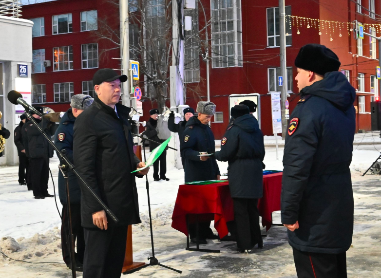 Фото Губернатор Новосибирской области Травников вручил полицейским новые автомобили 2 - Сиб.ФМ Фото Губернатор Новосибирской области Травников вручил полицейским новые автомобили 2